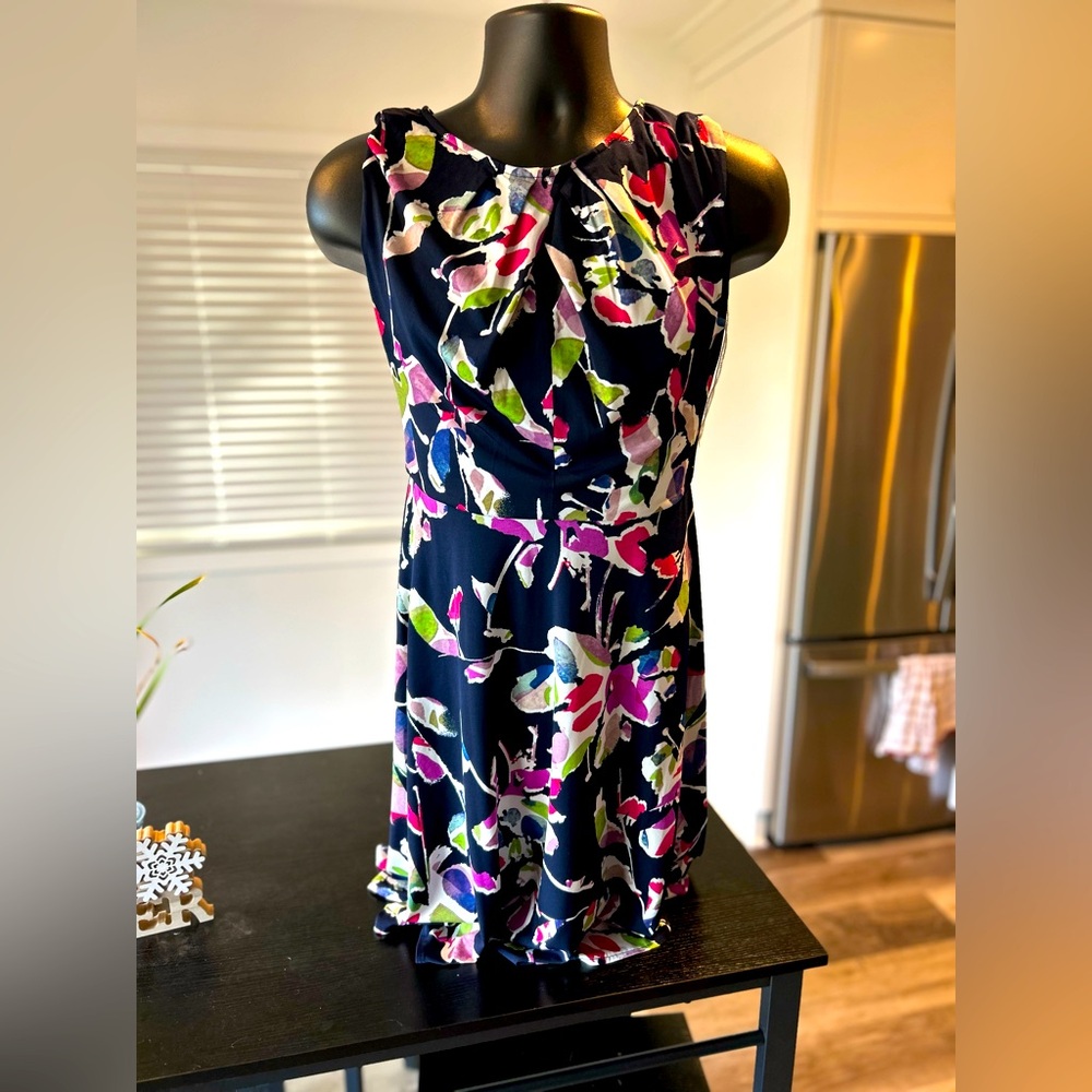 Flattering and colorful dress size 4
